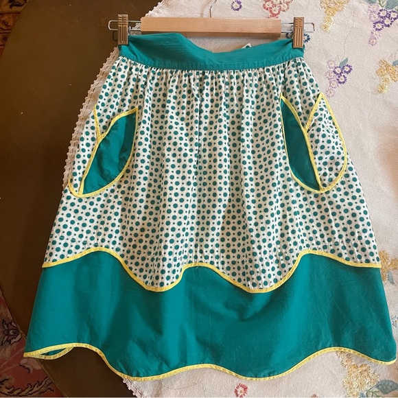 Vintage 1950's Handmade Half Apron. Adorable Tulip Pockets. Green/Yellow - Picture 7 of 14